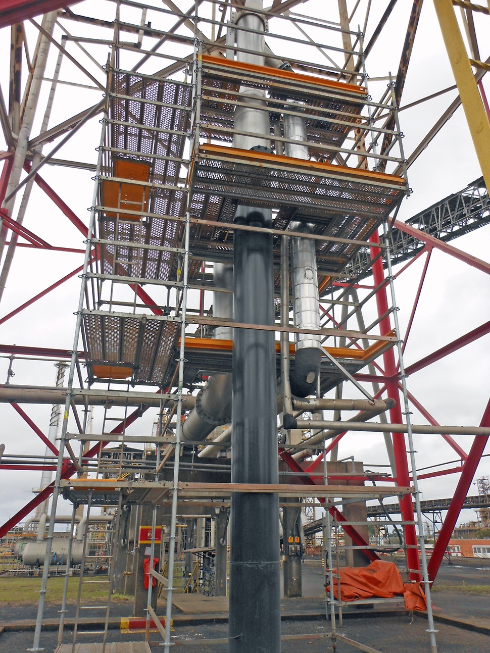 Produtividade e segurança do PERI UP garantem sucesso em parada de manutenção industrial. 