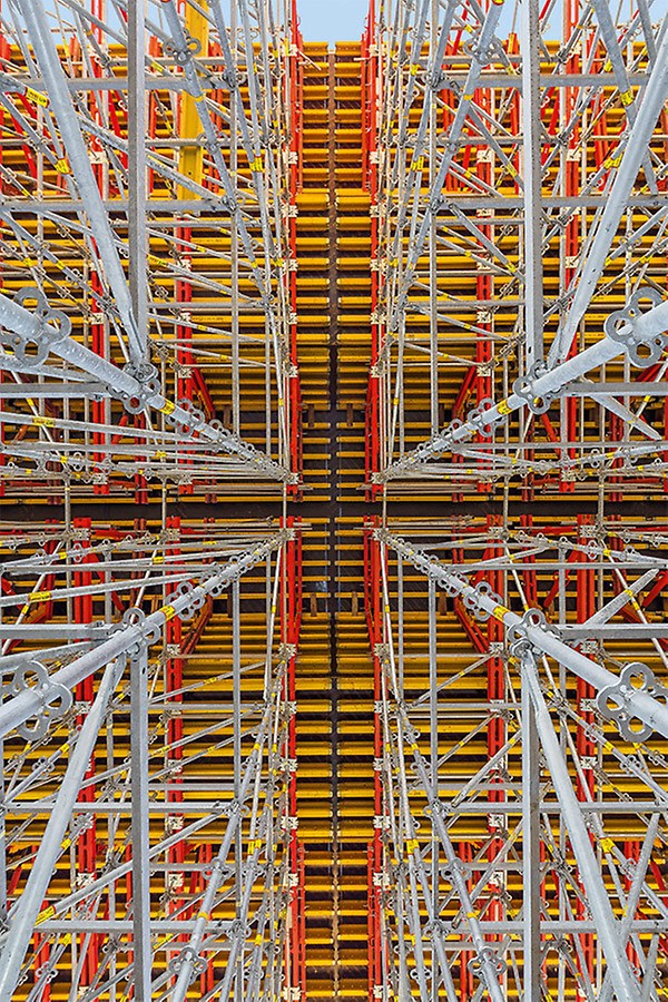 התאמת מערכות ואריו-קיט ומגדלי פרי-אפ בצורה גמישה לגיאומטריה ועומסי הגשר