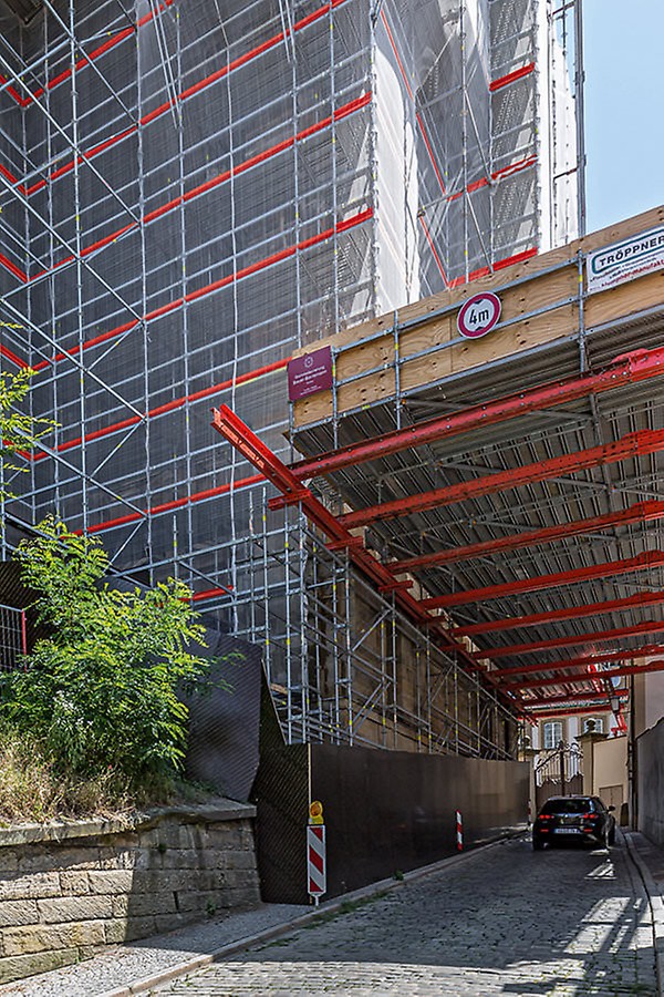 Wichtiger Bestandteil der PERI UP Gerüstlösung war eine Überbrückungskonstruktion mit VARIOKIT Systembauteilen.