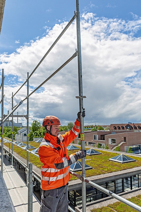 Das Fassadengerüst des PERI UP Gerüstbaukastens bietet Sicherheit im System, denn das Geländer für die nächste Ebene wird mit dem Easy Stiel ohne Zusatzbauteile von der unteren Gerüstlage aus montiert.