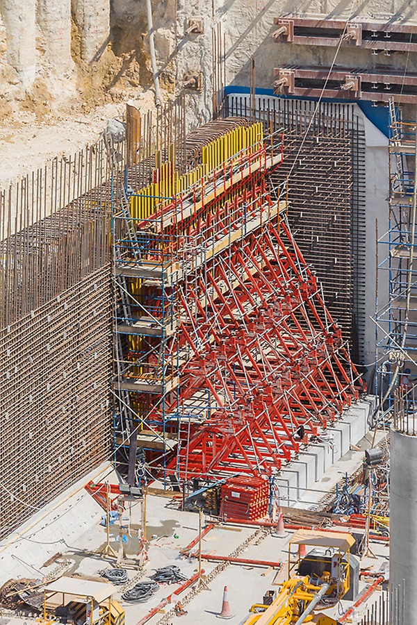 During the single-sided forming of the up to 9.50 m high walls with the VARIO Girder Wall Formwork, the fresh concrete pressure is reliably transferred to the sub-structure by means of SB Brace Frames.