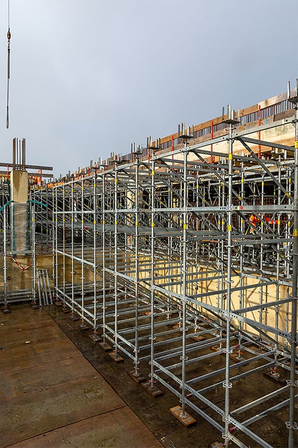 Ter plaatse van de vide is een ondersteuningssteiger toegepast, die doorgebouwd is op de ondersteuning van de -1 vloer., (Opgebouwd uit PERI UP materiaal).