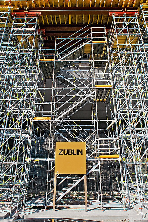 PERI UP shoring and industrial stair towers created fast and very safe access to all areas.