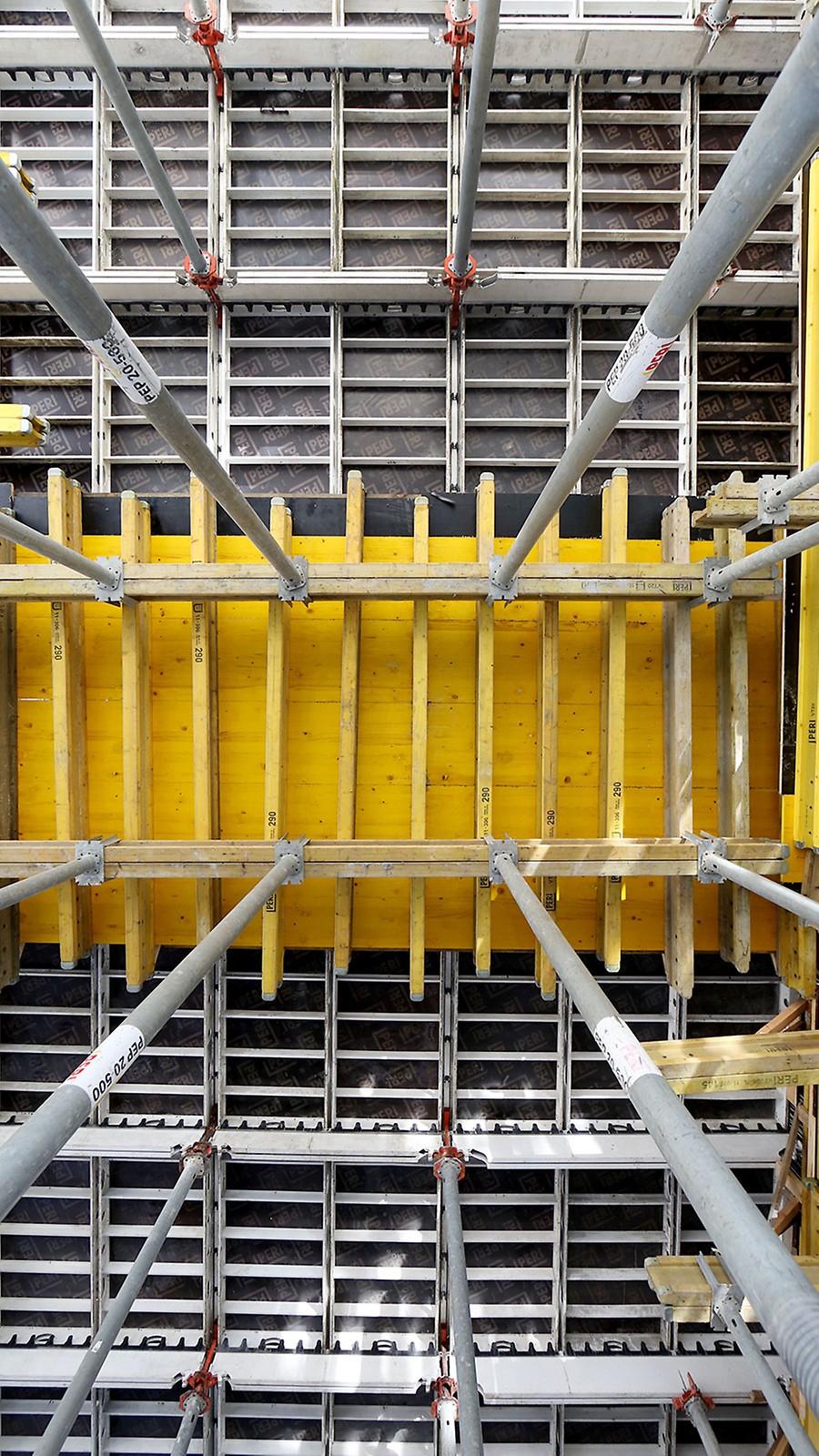 Podciągi oraz stropy zostały zadeskowane przy użyciu systemu MULTIFLEX. Jako poszycie wykorzystano płytę trójwarstwową PERI.