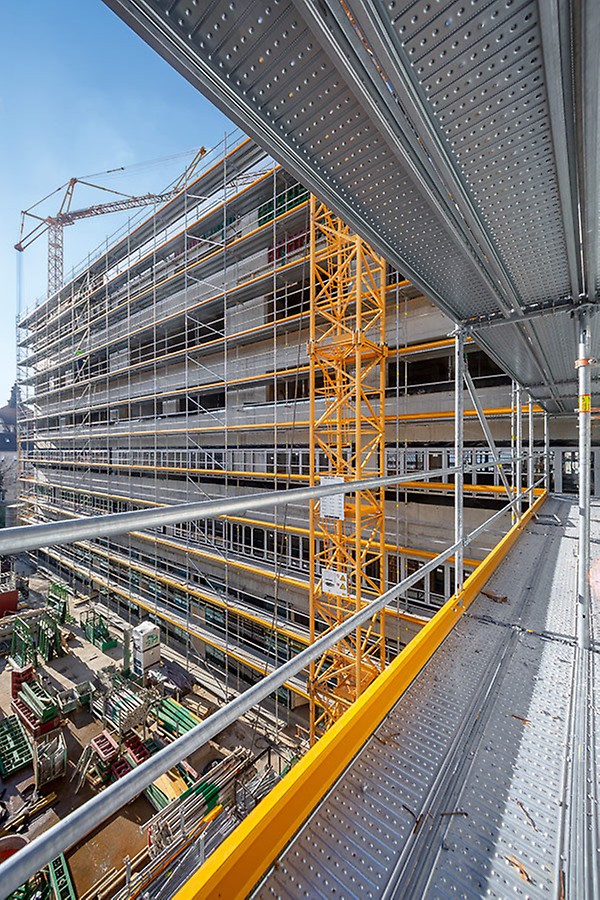 As an alternative to the standard frame variant, PERI UP Easy can also be assembled as a modular H-version using the Easy Standard which provides even greater flexibility. In both variants, PERI UP decking with integrated protection against lifting cover the entire axis dimension. Gaps or offsets are avoided whilst additional gap covering measures are not necessary.