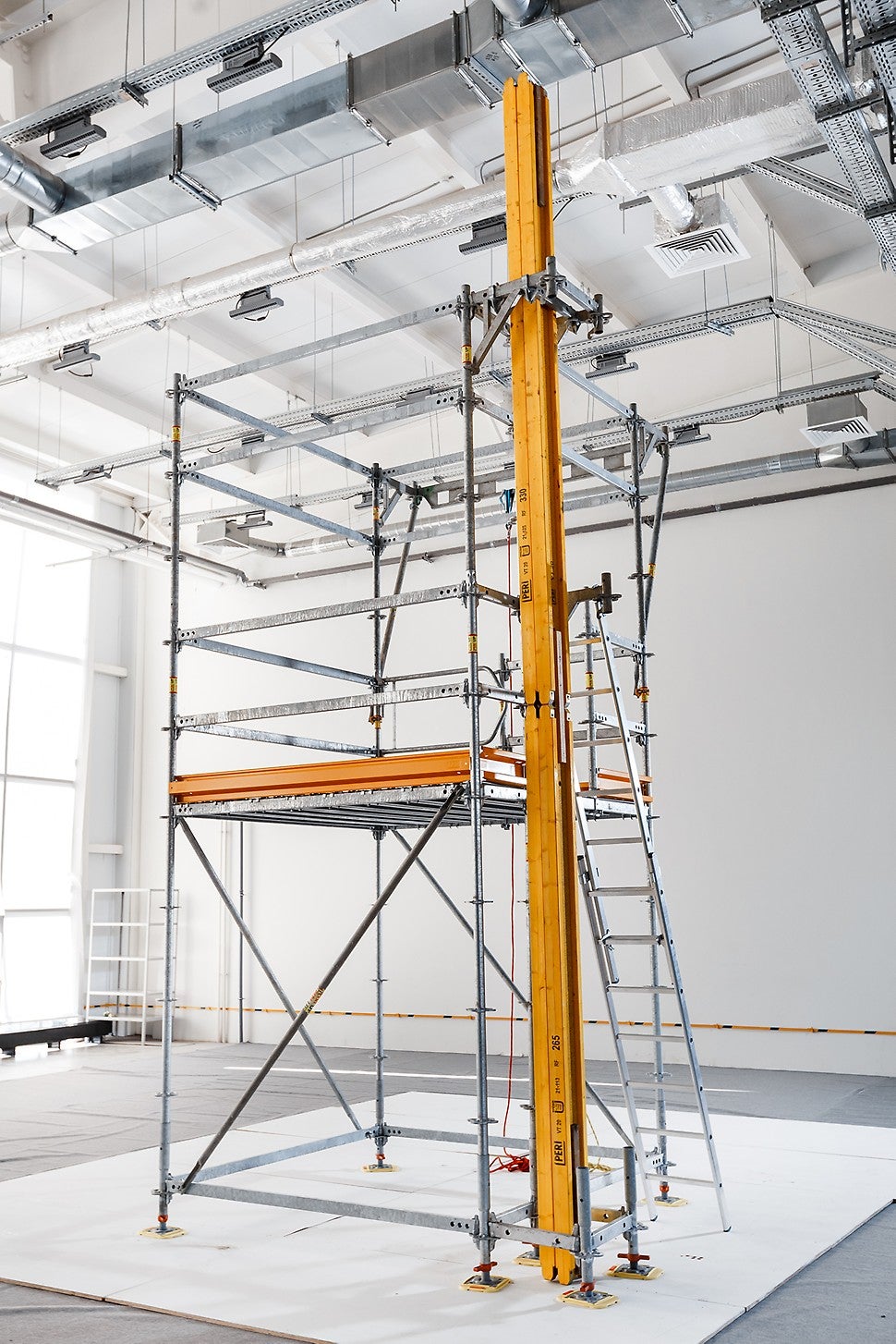 Гибкость системы PERI UP Flex позволяет обходить конструктивные элементы, предоставляя доступ к узловым соединениям.