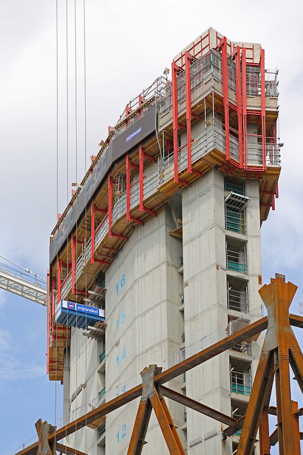 Newfoundland Tower Working platforms can accommodate high loads, e.g. arising from material storage or placing boom masts.