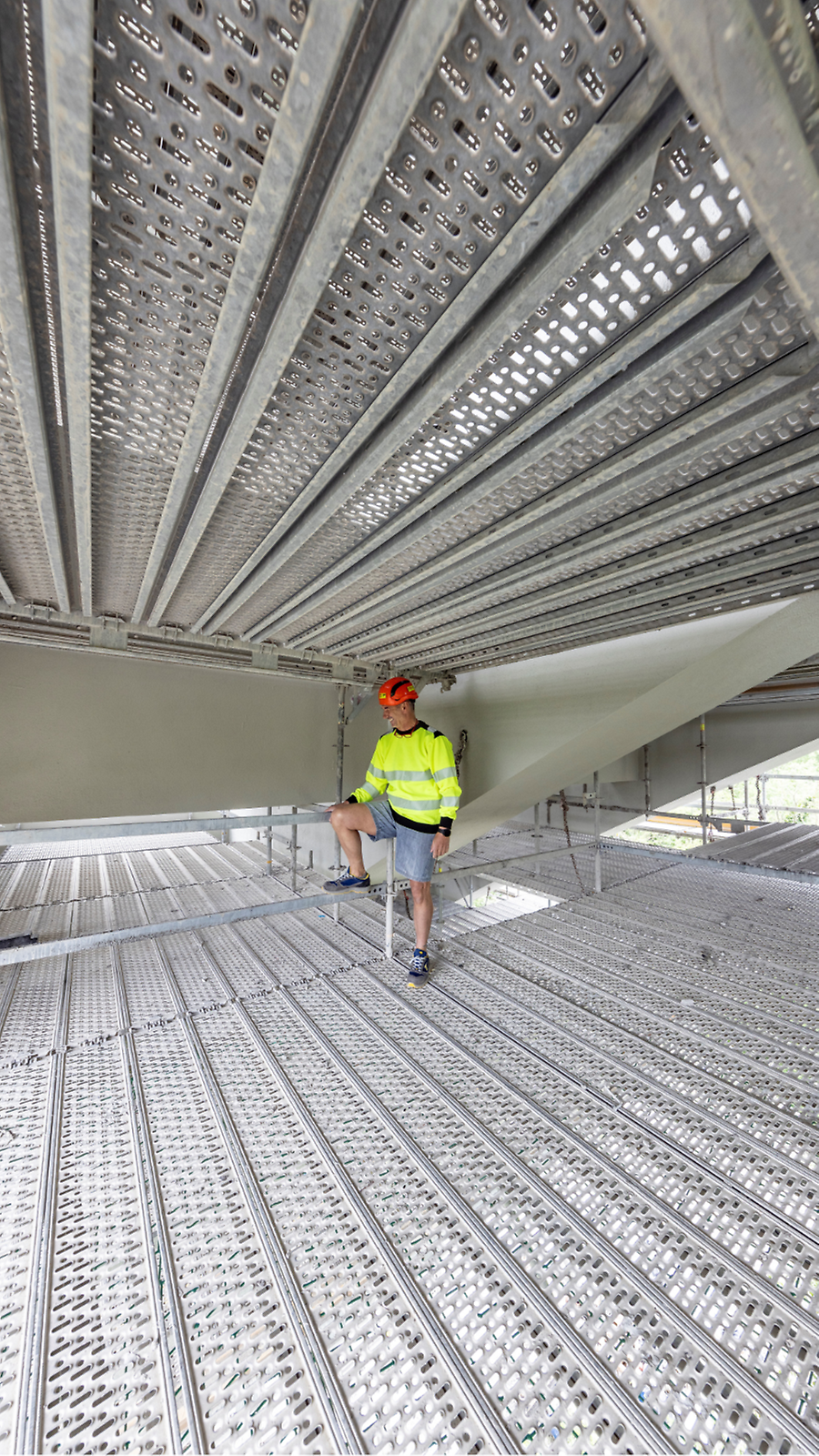Ristrutturazione del Ponte Leonardo - Esempio di piano di lavoro perfettamente livellato ottenuto con il ponteggio PERI UP 