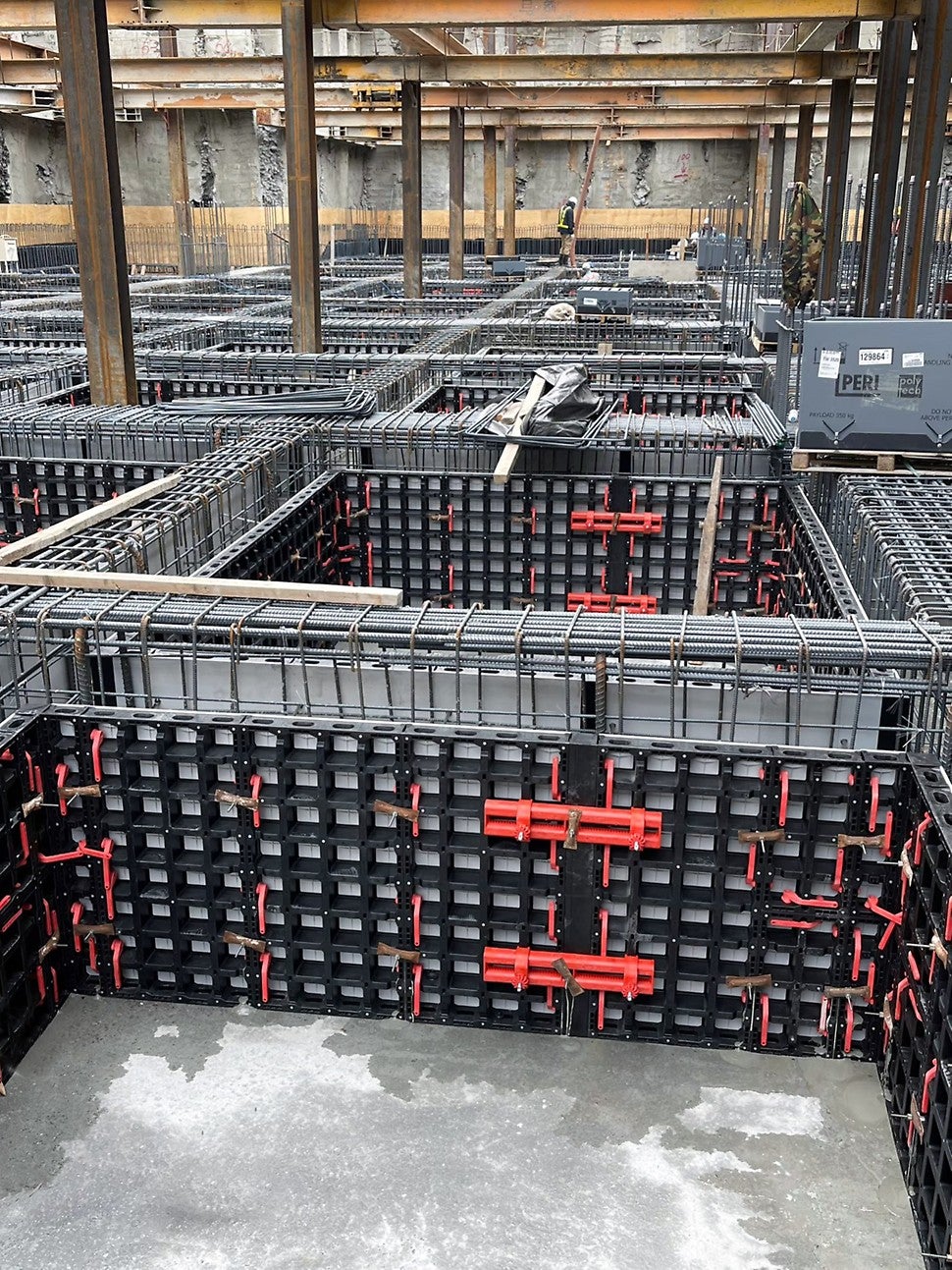 The high flexibility and lightweight of the DUO formwork enable it to efficiently meet various design requirements in construction projects. It allows for quick manual assembly, saving time on crane usage. Adaptability is crucial in construction systems. The system formwork can be easily modified and adjusted to meet different project needs.