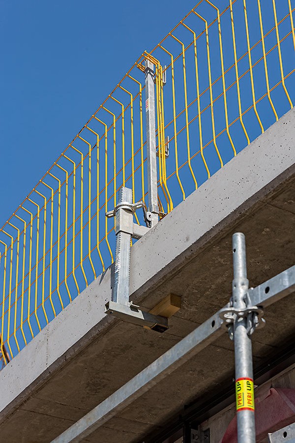 Mit der Unizwinge und dem Geländerpfosten des PROKIT Systems wurden die Seitenschutzgitter ohne Bohrung am Deckenrand eingesetzt.