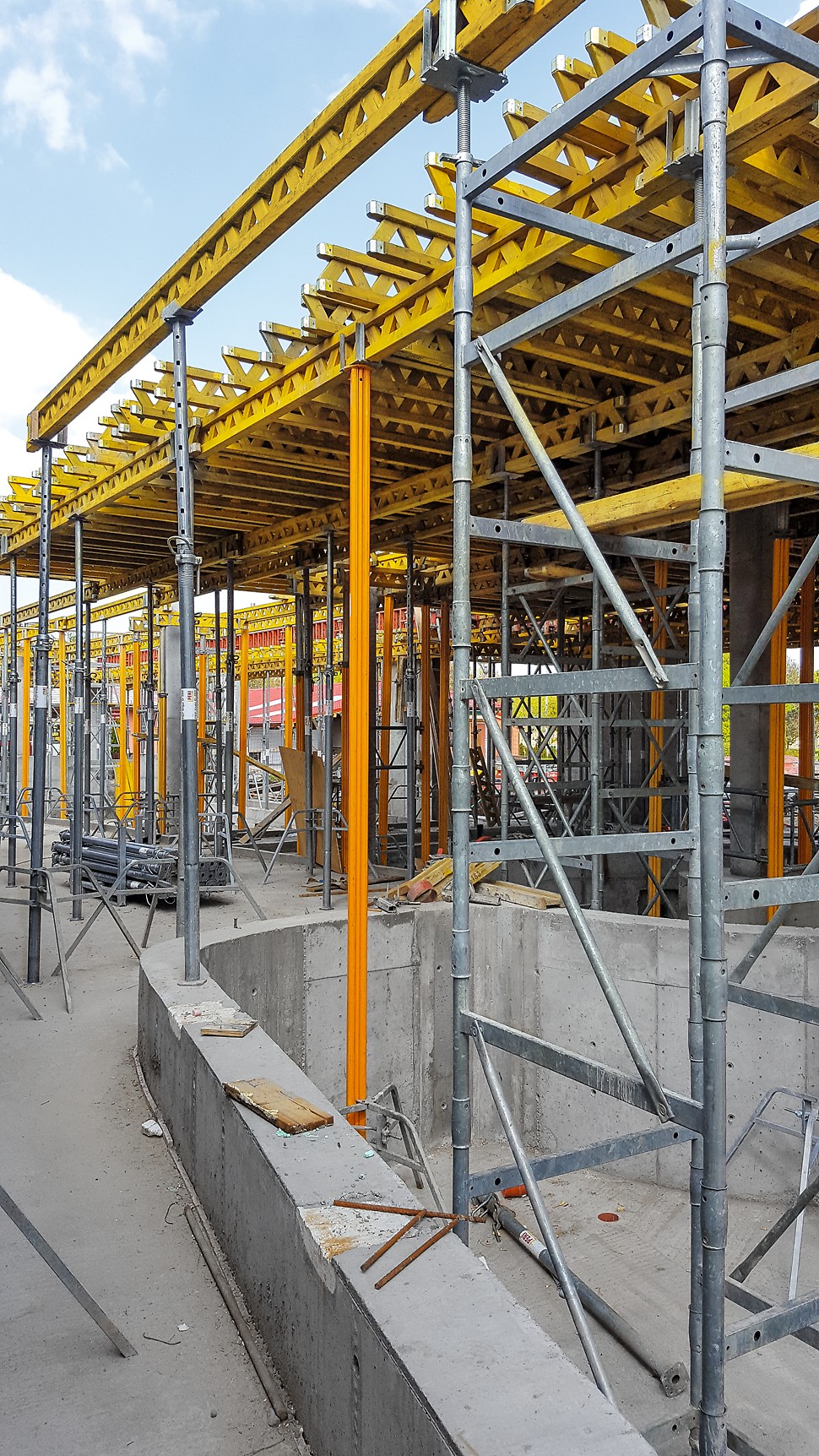 Stropy nad bazénom so svetlou výškou od 4 200 mm do 5 215 mm vyrástli pomocou nosníkov GT 24 na podpernej konštrukcii zo systémov MULTIPROP, PERI UP Flex a ST 100.