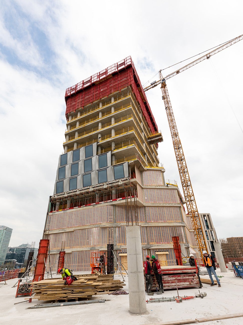 Bij de kantoortoren is duidelijk het RCS-LPS veiligheidsscherm te zien, dat de veiligheid van het werken op grote hoogte borgt.