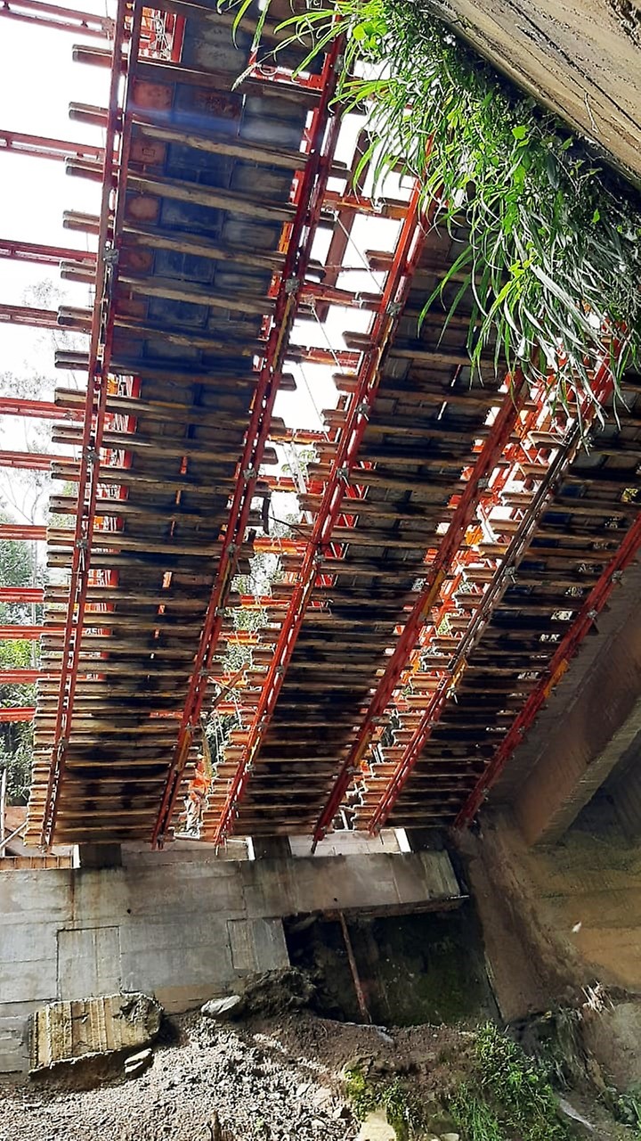 Sistema de ingeniería ALPHAKIT dando soporte a las vigas del puente en conjunto con el sistema LIWA.