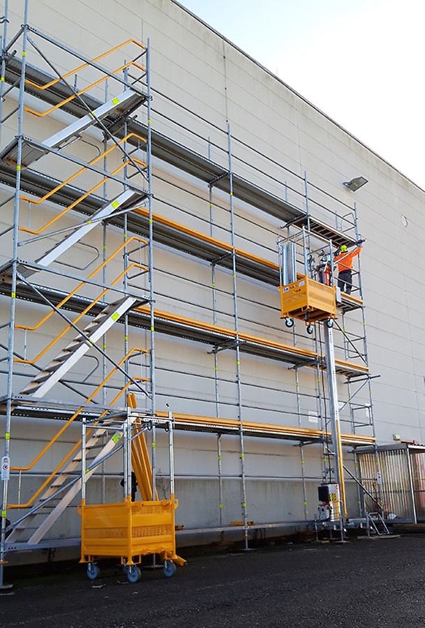 Alimak STS 300 Easy and efficient to load complete scaffold sections on the ground whilst unloading at top. The box set wheel option allows for easy horizontal movement of scaffold materials on the ground.