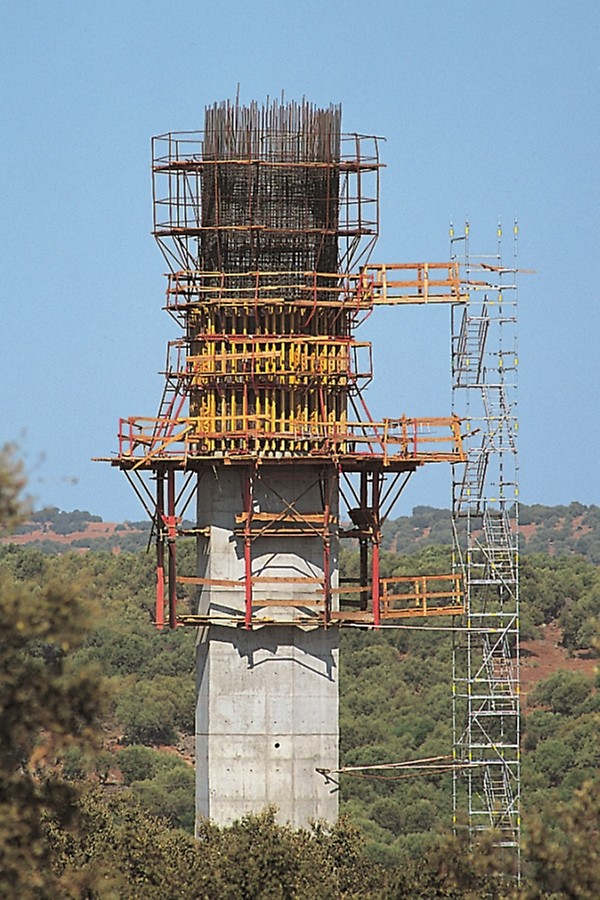 Trabalhar com segurança em vários níveis: sistema VARIO com andaimes de betonagem e de trabalho composto por cavaletes de andaime GB 80 sobre consolas trepantes KG com plataformas de acompanhamento.