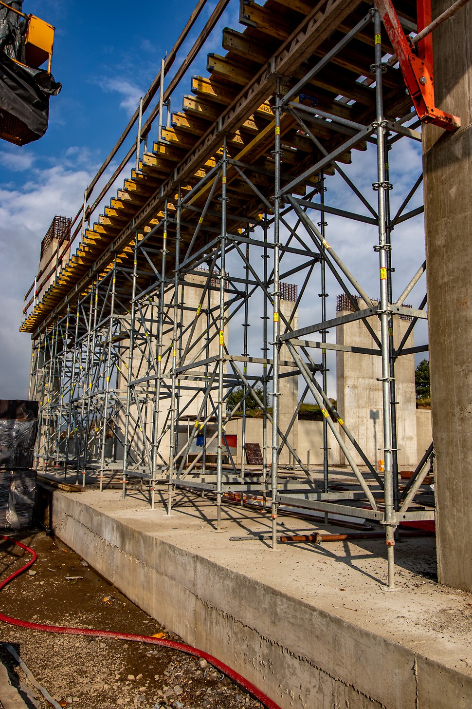 Надеждно подпиране на система MULTIFLEX на големи височини със скеле PERI UP Flex 