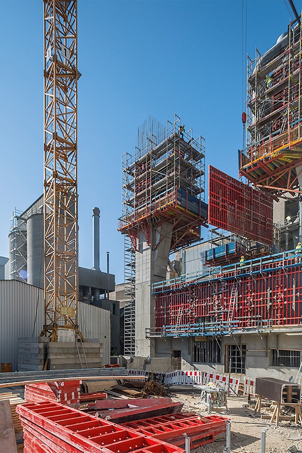 Aufgrund des äußerst engen Zeitfensters sind viele Bauteile zeitgleich in unterschiedlichen Ebenen herzustellen. Eine exakte Koordination aller Arbeitsschritte, die Bereitstellung großer Materialmengen in kurzer Zeit und das Arbeiten mit großflächigen Umsetzeinheiten erleichtert die termingerechte Durchführung der komplexen Bauaufgabe.