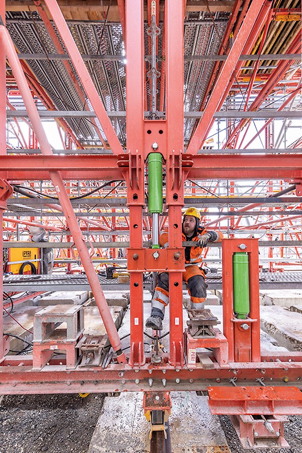 Über eine integrierte Hydraulik konnte der komplette PERI Schalwagen für den Ausschal- und Umsetzvorgang um 2,20 m abgesenkt werden.