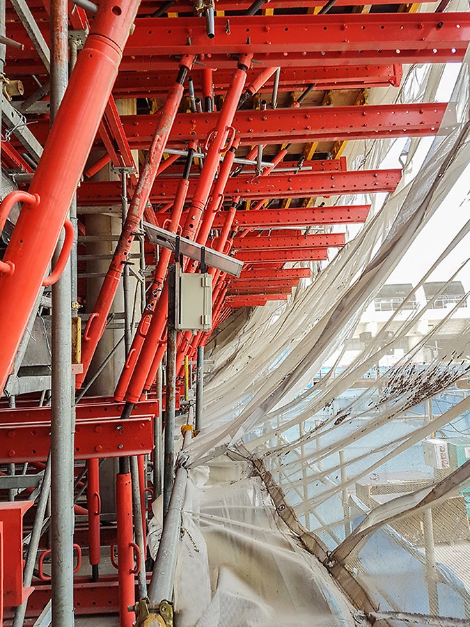 Cantilevers are extended to 2 m height above ground in order to avoid the canal excavation work.