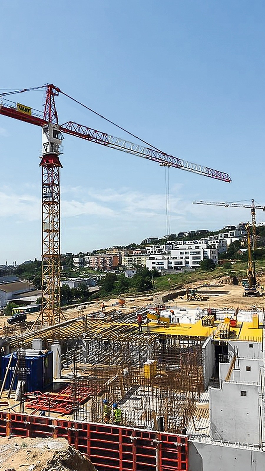 Pri výstavbe bytového domu Vtáčnik boli nasadené systémy debnenia stien DOMINO a TRIO a nosníkové stropné debnenie MULTIFLEX