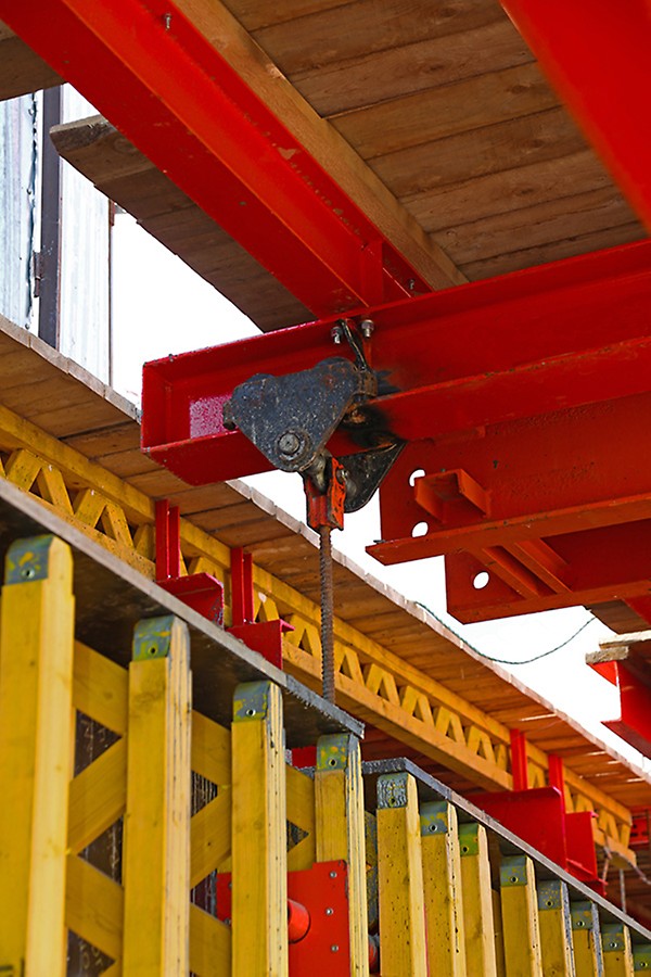 Внутренняя опалубка отводилась на каретках для облегчения ее очистки и армирования стен.