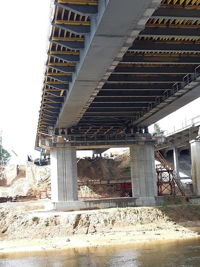 Поддерживающая конструкция для бетонирования дорожного полотна