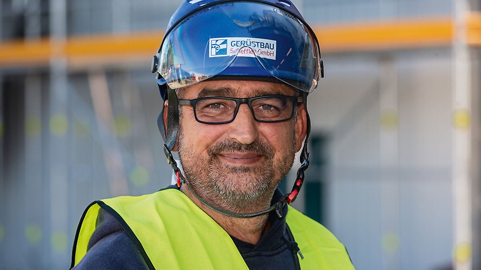 Diese Baustelle wäre aufgrund der Komplexität mit herkömmlichem Rahmengerüst nicht oder nur mit sehr hohem Aufwand machbar gewesen. PERI UP Easy hat hier Riesenvorteile: große Flexibilität gepaart mit hohem Arbeitsschutz für meine Mannschaft durch das vorlaufende Geländer. Lobenswert ist auch die von Anfang an enge Zusammenarbeit zwischen uns und PERI bei der Werksplanung für die benötigten Gerüste.