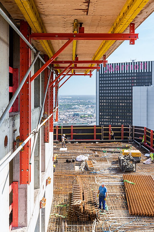 Die Stahlbetonwände des Kerns wurden vorlaufend mithilfe der RCS Kletterschalung erstellt, während die nachfolgenden Rohbaugeschosse mit der RCS Kletterschutzwand dicht umschlossen und geschützt waren.
