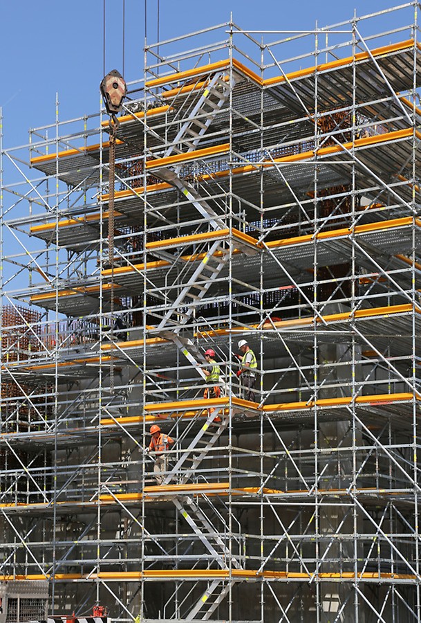 Torre Scala PERI UP Flex 75 Easily adapted for accessing building openings with brackets and small flights of stairs – regardless of storey heights.