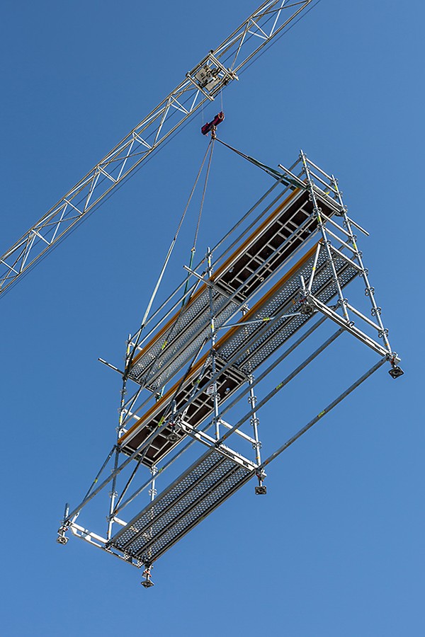Selbst große Gerüsteinheiten lassen sich durch die zugfesten Verbindungen per Kran an die richtige Position setzen.