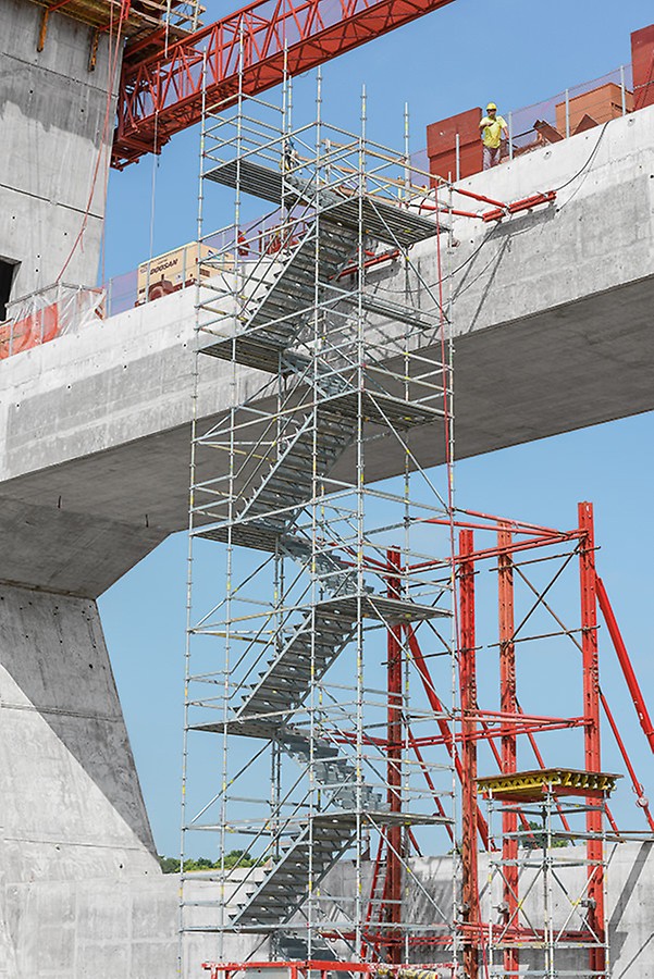 Turnul de acces cu trepte PERI UP a oferit acces în siguranță la zonele de lucru în toate fazele de construcție.
