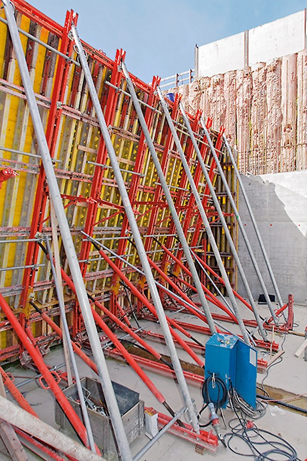 Rückgeneigte VARIO GT 24 Träger-Wandschalung, die Lastableitung erfolgt Gespärreeinheiten aus Systembauteilen.