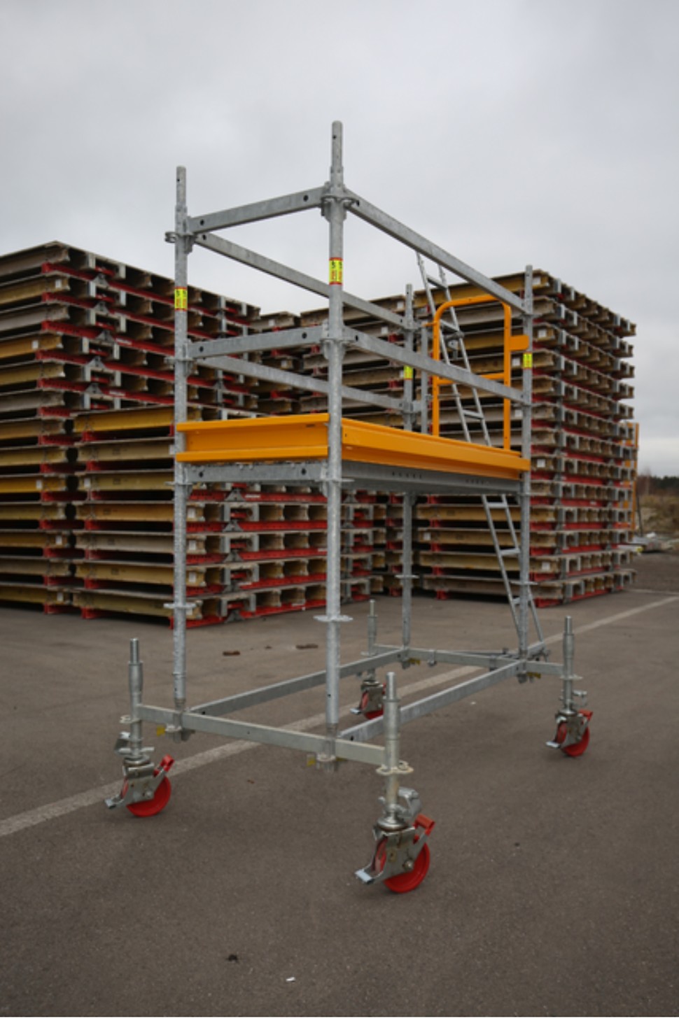 Da nahezu Kernbauteile aus dem PERI UP Gerüstbaukasten verwendet werden, ist das Rollgerüst schnell und einfach aufgebaut.