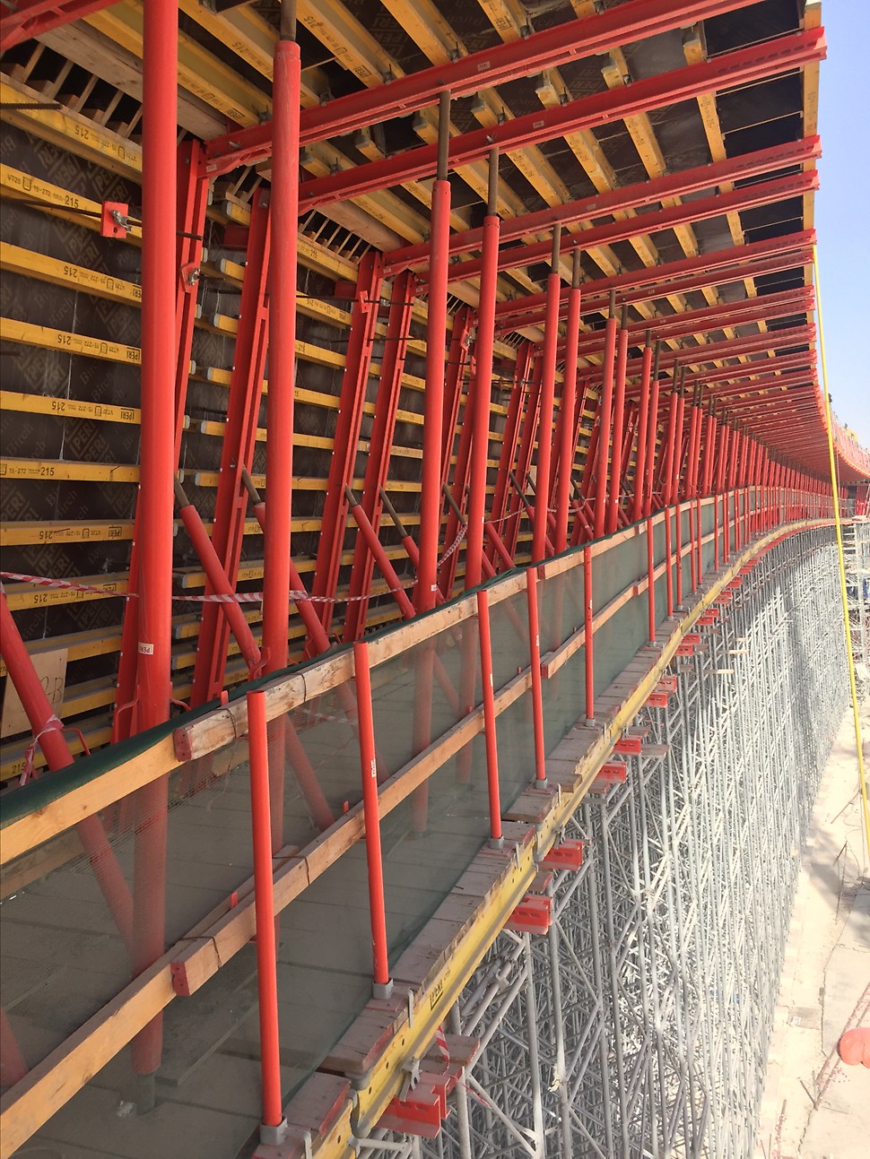 Perfectly match superstructure formwork and shoring solutions. 