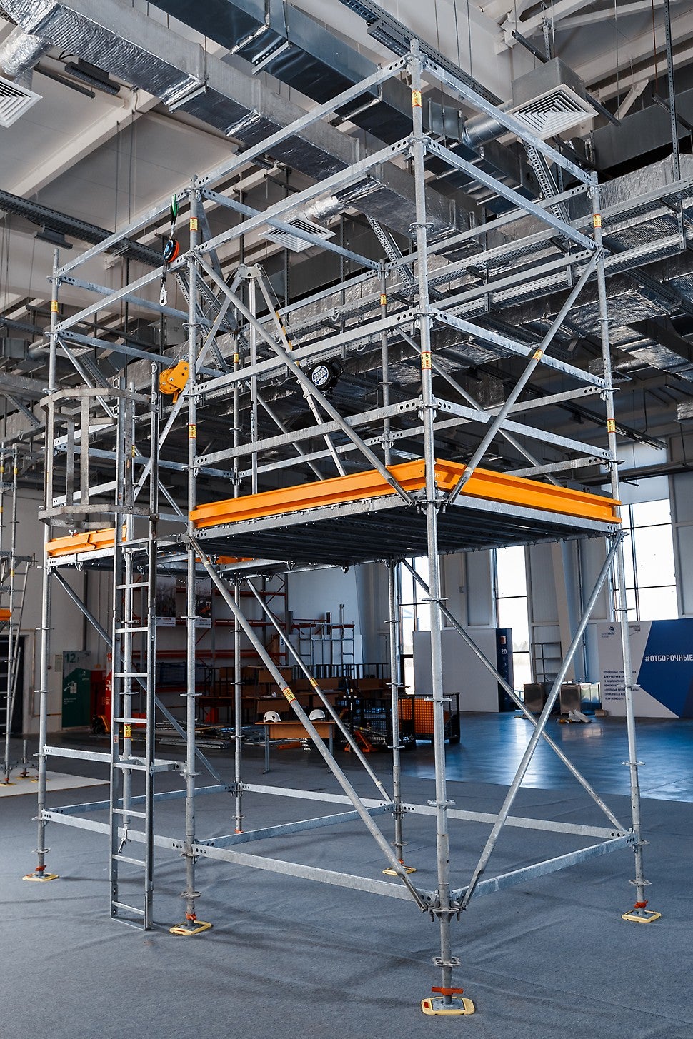 Быстрая сборка и огнестойкость делают систему PERI UP Flex незаменимой при работе на промышленных объектах.