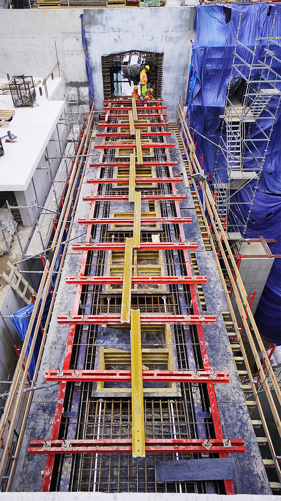 Deskowanie kładki podwodnej (PERI Domino)