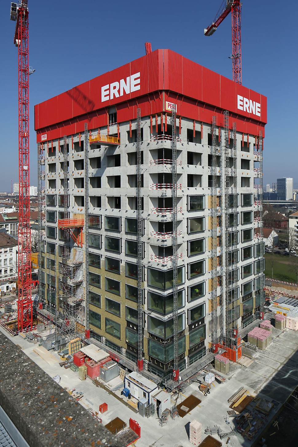 Biozentrum Uni Basel - Mur de protection pour l'escalade RCS et plateformes d'extension Mur de protection pour l'escalade RCS et plateformes d'extension