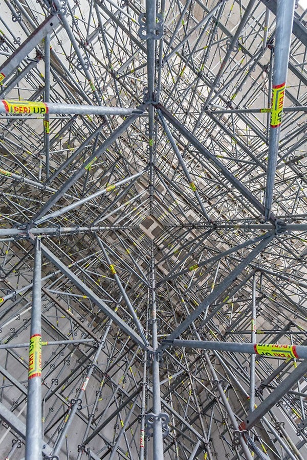 The PERI UP Modular Scaffold is extremely flexible due to its metric grid dimensions of 25 cm or 50 cm. Each leg is positioned to exactly match the geometry and to accommodate the loads to be transferred.