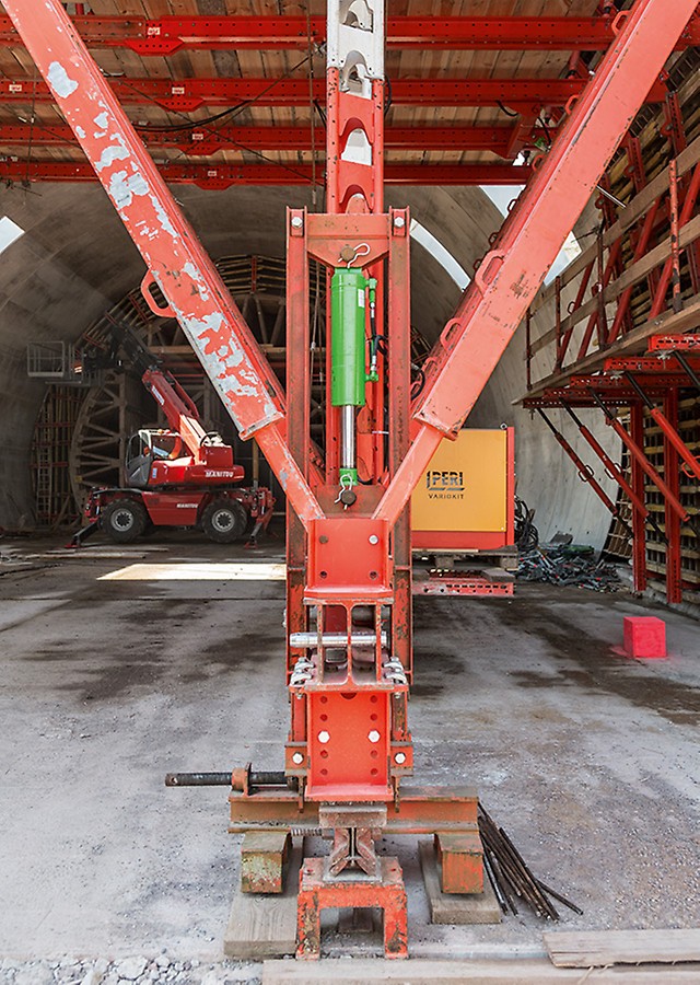 Mithilfe der Hub- und Absenkeinrichtung ließ sich der VARIOKIT Schalwagen hydraulisch in Betonierposition anheben und wieder absenken.