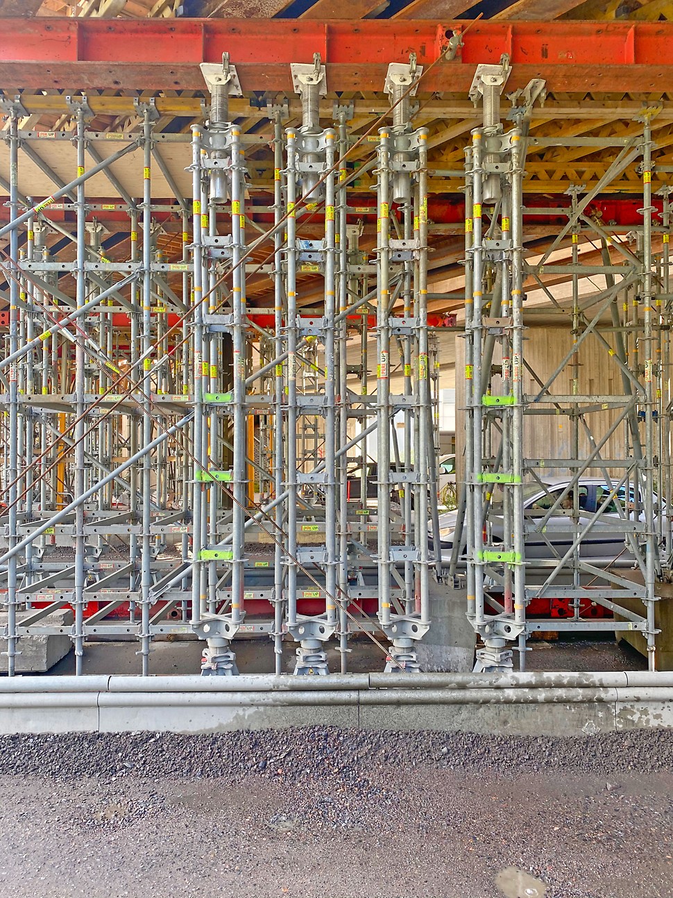 Tainionkosken ratasilta, Imatra Nelijalkainen HD-tuki muodostuu PERI UP -telinejärjestelmän osista, ja sen keskitetty kantavuus on jopa 200 kN.