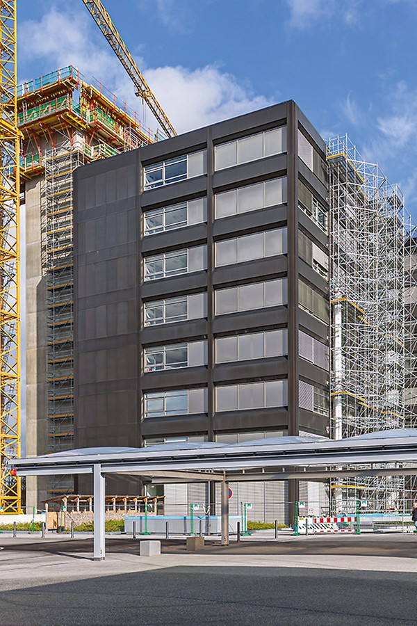 Mithilfe der PERI UP Einrüstung konnten auch die Stahlverbundstützen auf der gegenüberliegenden Südseite montiert und an der vorhandenen Krankenhausfassade verankert werden.