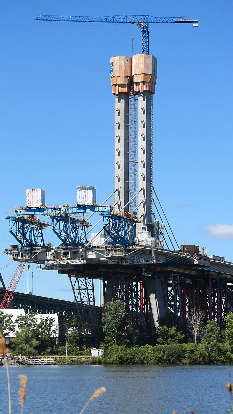 The new Champlain Bridge changes the urban look of Montreal and becomes a new symbol for the metropolis.
