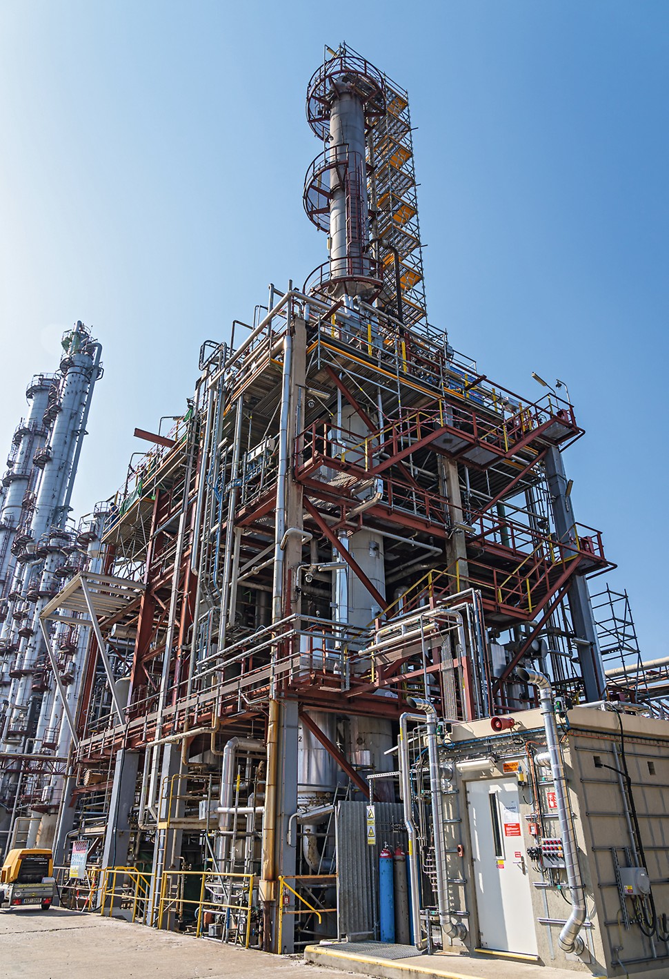 Foto 3 Die Sicherheitsmerkmale des Modulgerüsts sorgten für ein sicheres Arbeitsumfeld in risikoreichen, schwer zugänglichen Bereichen.<br/>(Foto: PERI CZ)<br/>