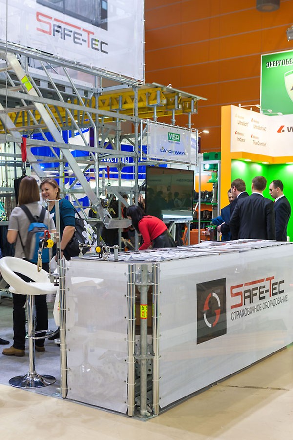 Благодаря гибкости системы PERI UP FLex стенд для раздаточных материалов также собран из лесов и затянут фирменным баннером.