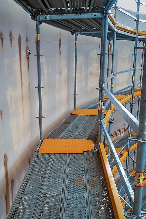 Insgesamt 33 polygonal angeordnete Gerüstfelder passten sich dem Rundbehälter mit 32 m Innendurchmesser ideal an. Überwurfbleche des PERI UP Flex Modulgerüstsystems sorgten für sichere Arbeitsebenen ohne Stolperfallen.