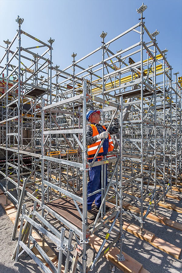 The transfer of the high loads is done within the free-standing PERI UP Flex MDS shoring system – without any additional, lateral, inclined struts.