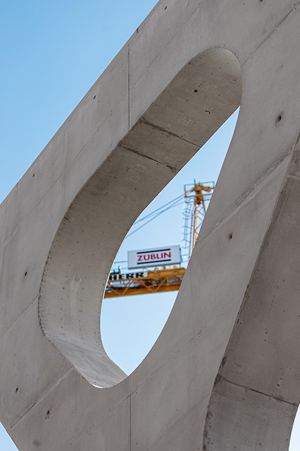 Die komplexen Baukörper der Freiformarchitektur dienen bei der Münchner AirportAcademy nicht nur als architektonisches Gestaltungsmittel, sie erfüllen gleichzeitig auch eine tragende Funktion.