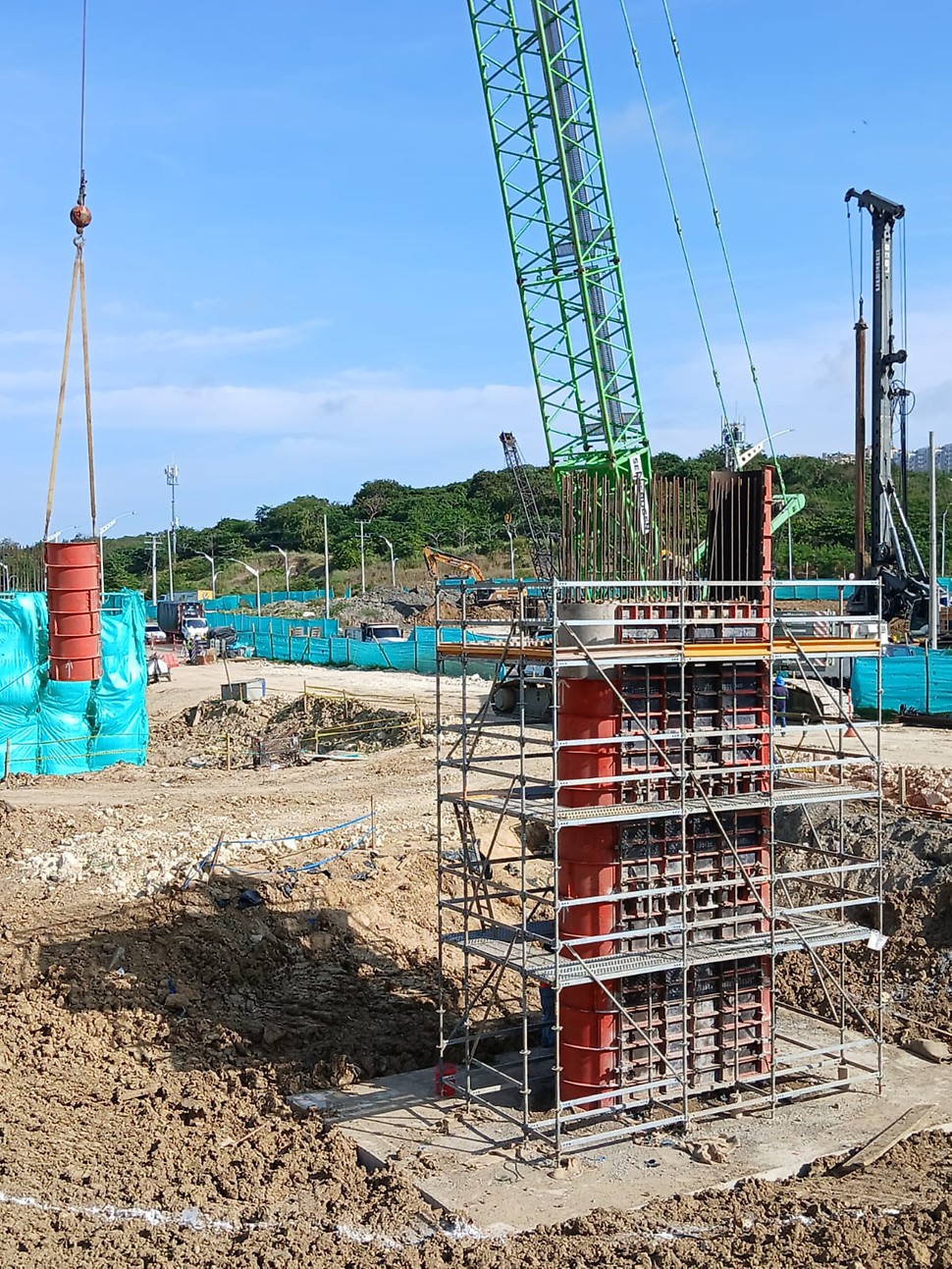 Sistema de encofrado versátil LIWA para Pilas con andamio modular PERI UP Flex