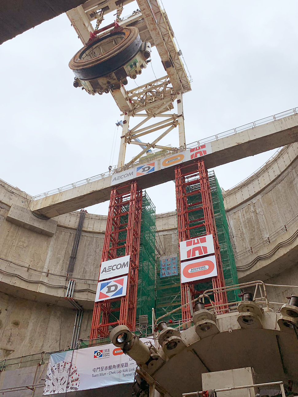 Cross struts supported with VST heavy duty shoring towers