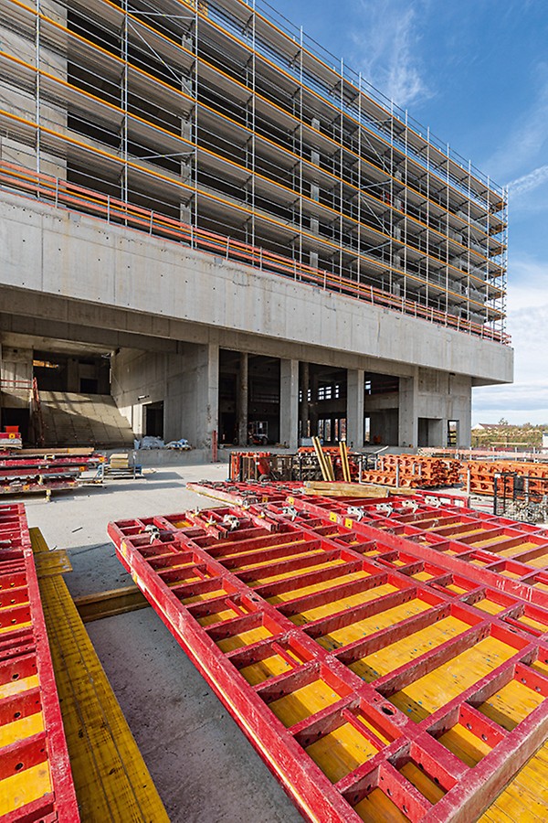 Rámové bednění MAXIMO Struktur umožnilo vysokou kvalitu pohledového betonu a rychlé bednění.